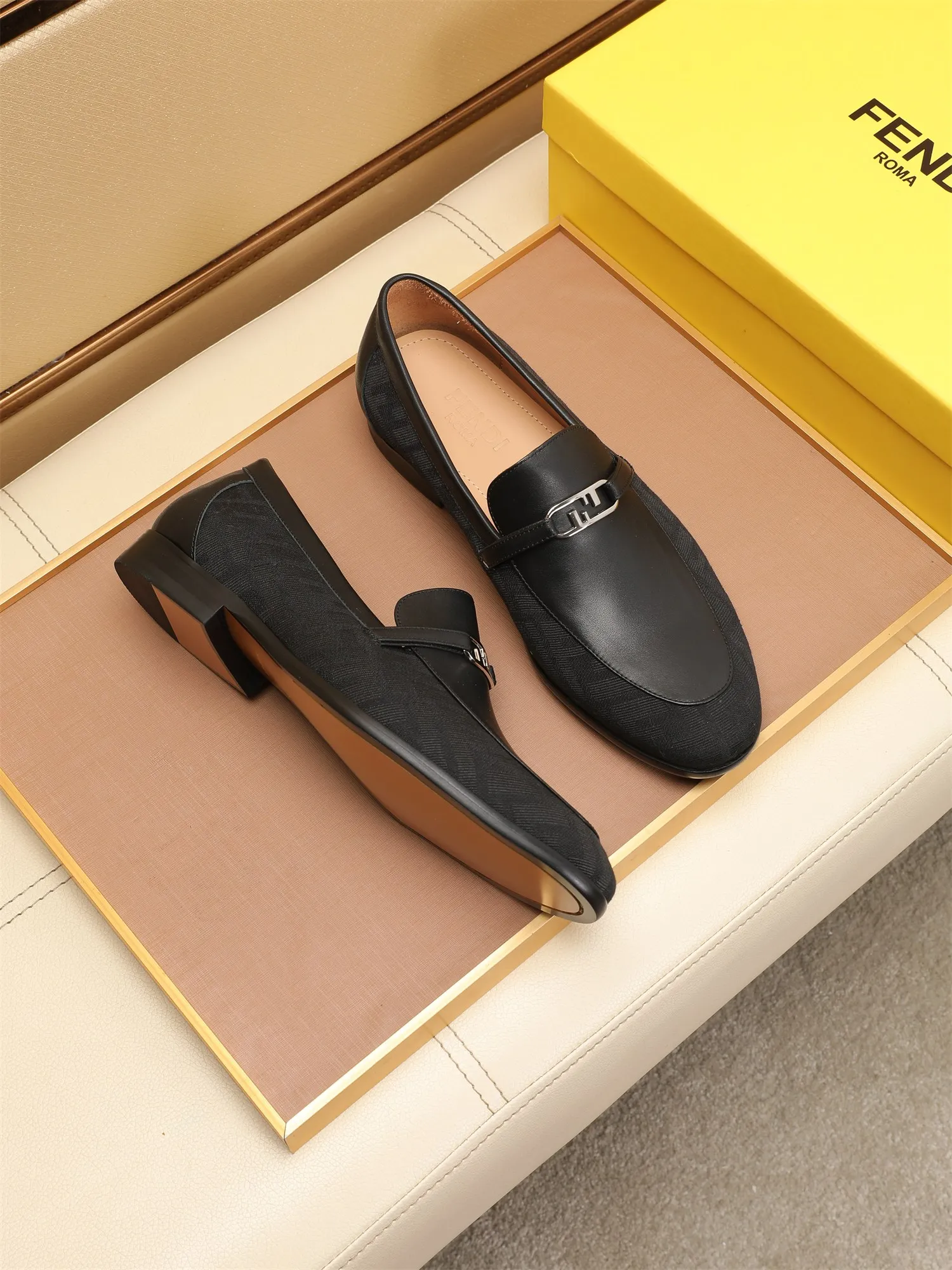 Men's shoes💰460 🕷🕷【FENDI】The latest men's formal leather shoes🇨🇳Classic series not to be missed💯The first layer is made of imported first-layer cowhide☘Original quality, the leather is smooth and delicate🎋Awesome version, perfect streamlined outline🍇Cowhide lining, size 38-44 (customized at 45.46)...